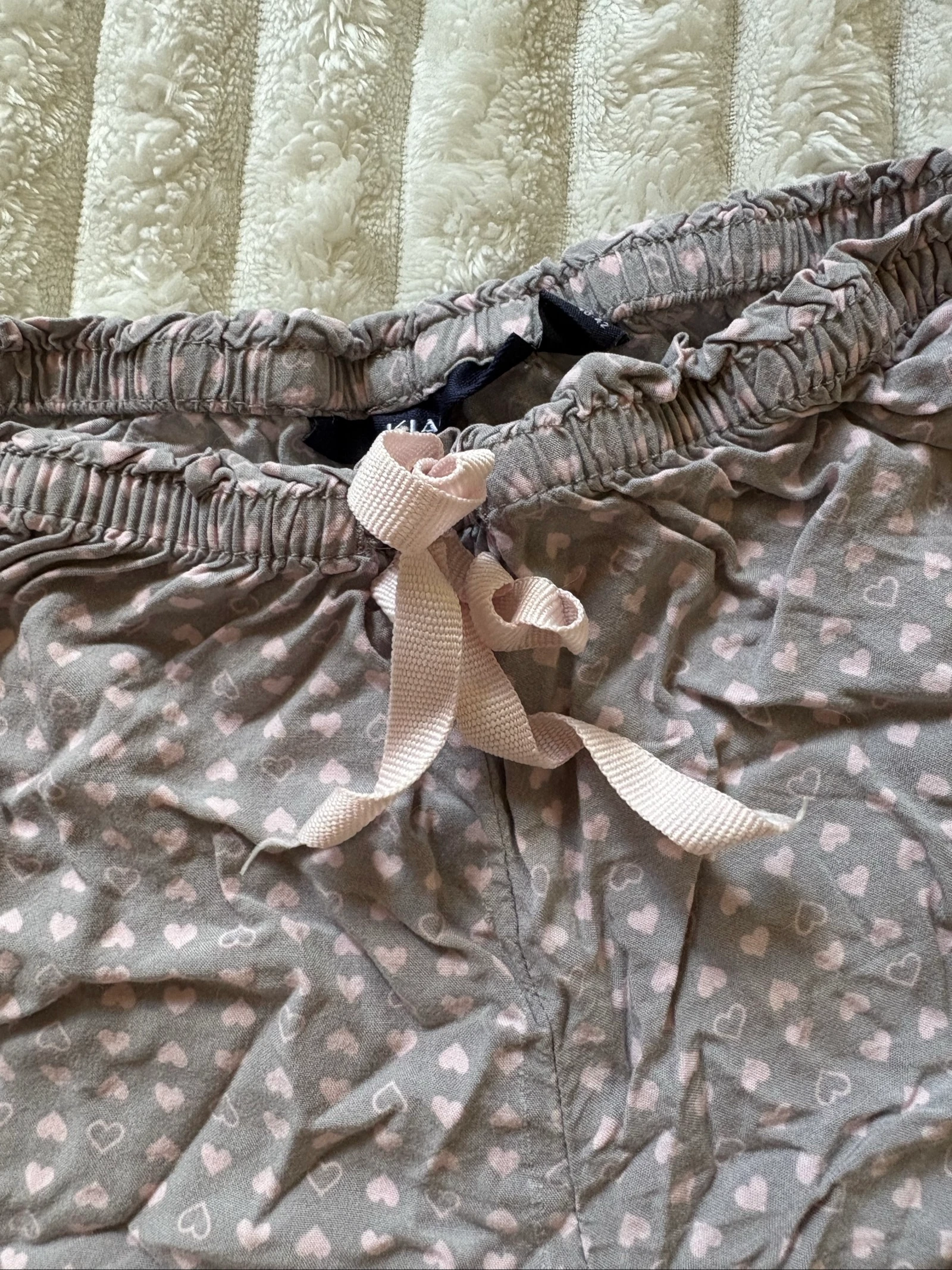 Pequeños pantalones cortos de pijama con motivo de corazón – photo 2